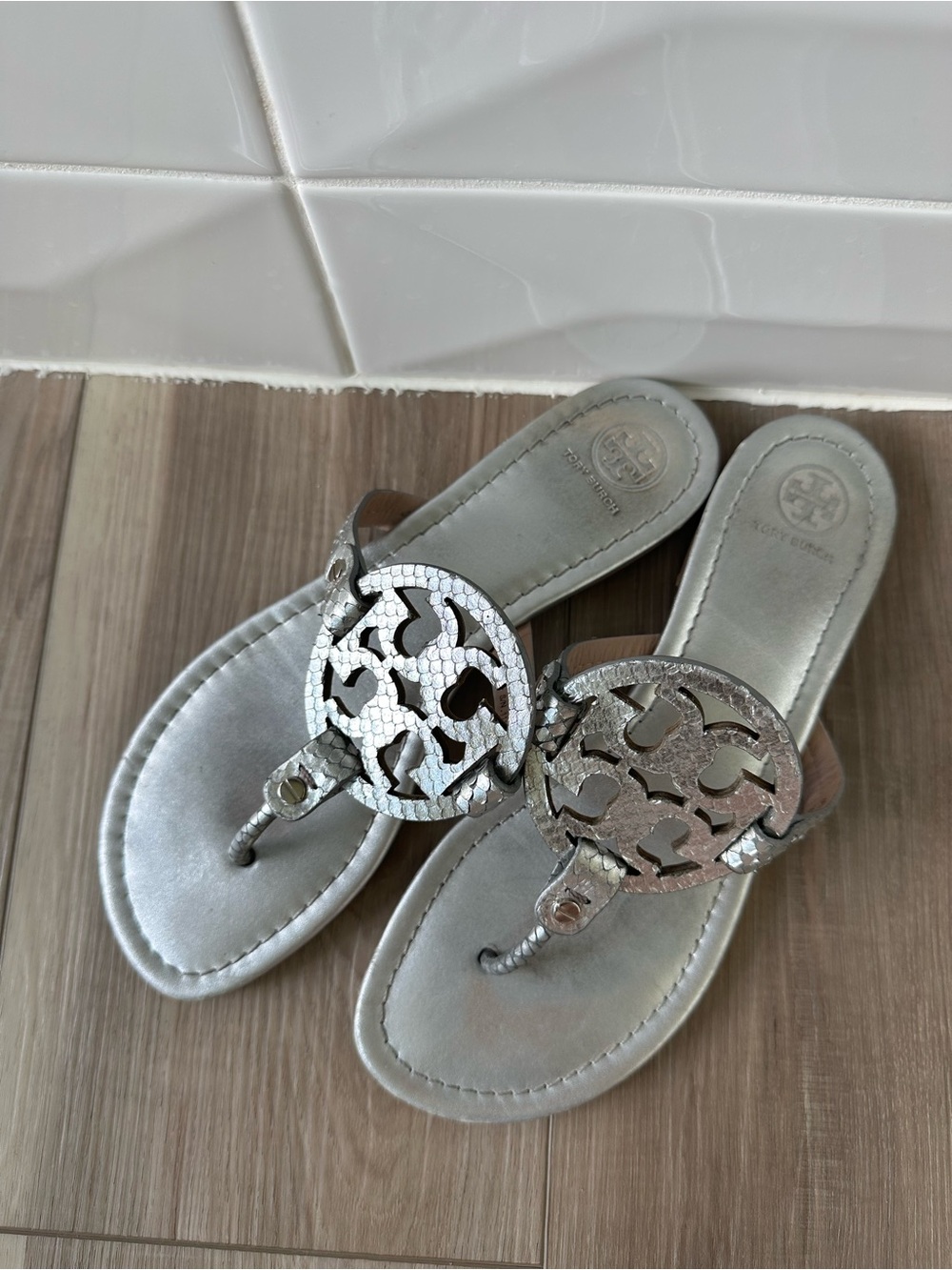 Tory Burch Miller Sandal Metallic Silver Size 9 - Picture 2 of 6